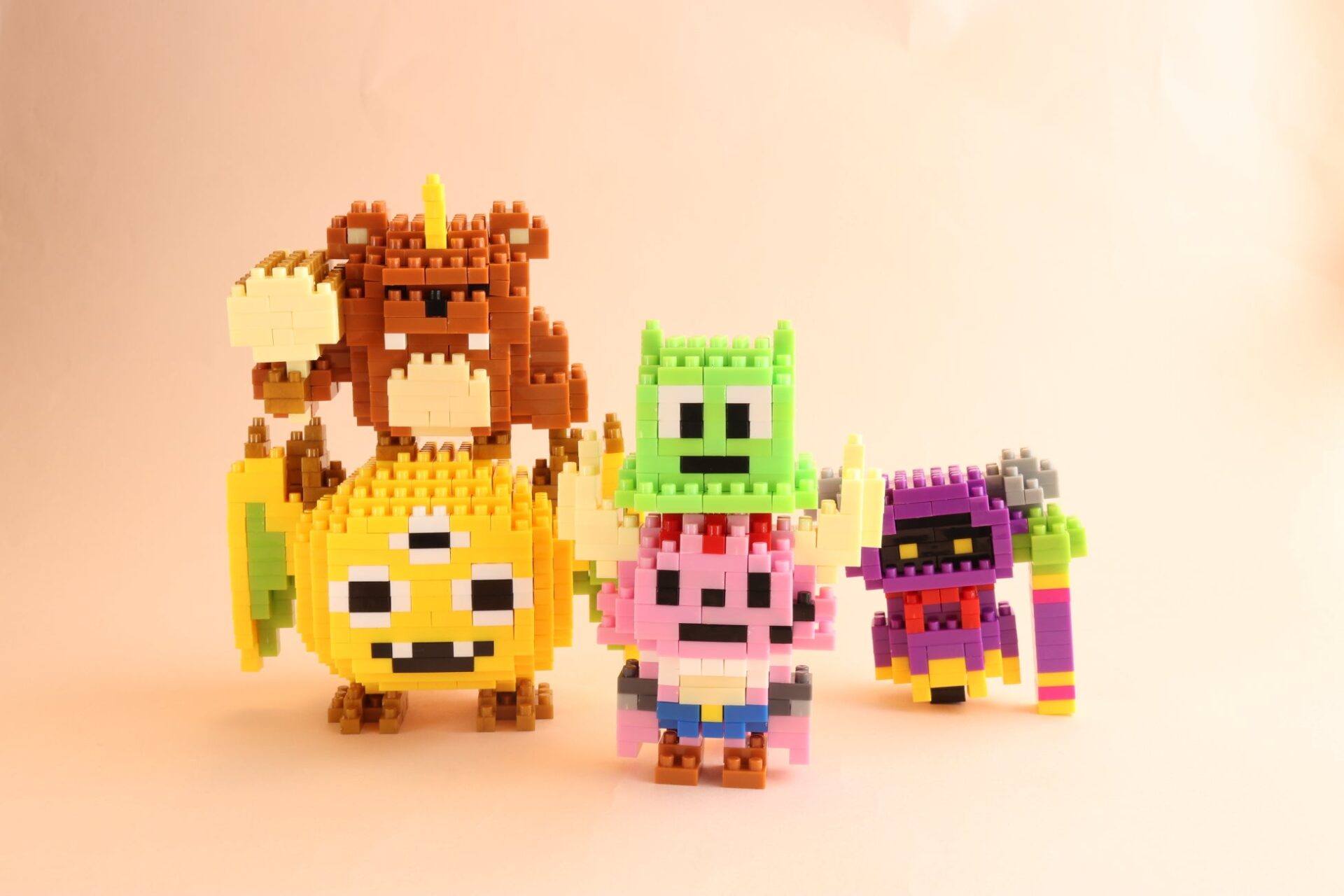 記事画像12: ブロックでできたカラフルなモンスターのフィギュアの集合写真