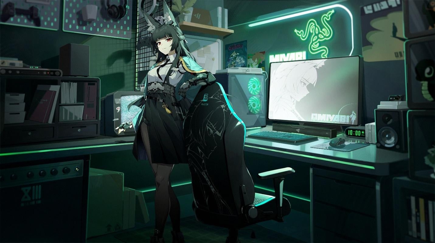 記事画像1: ゲーミングチェアに寄りかかるアニメ風の女性とPC