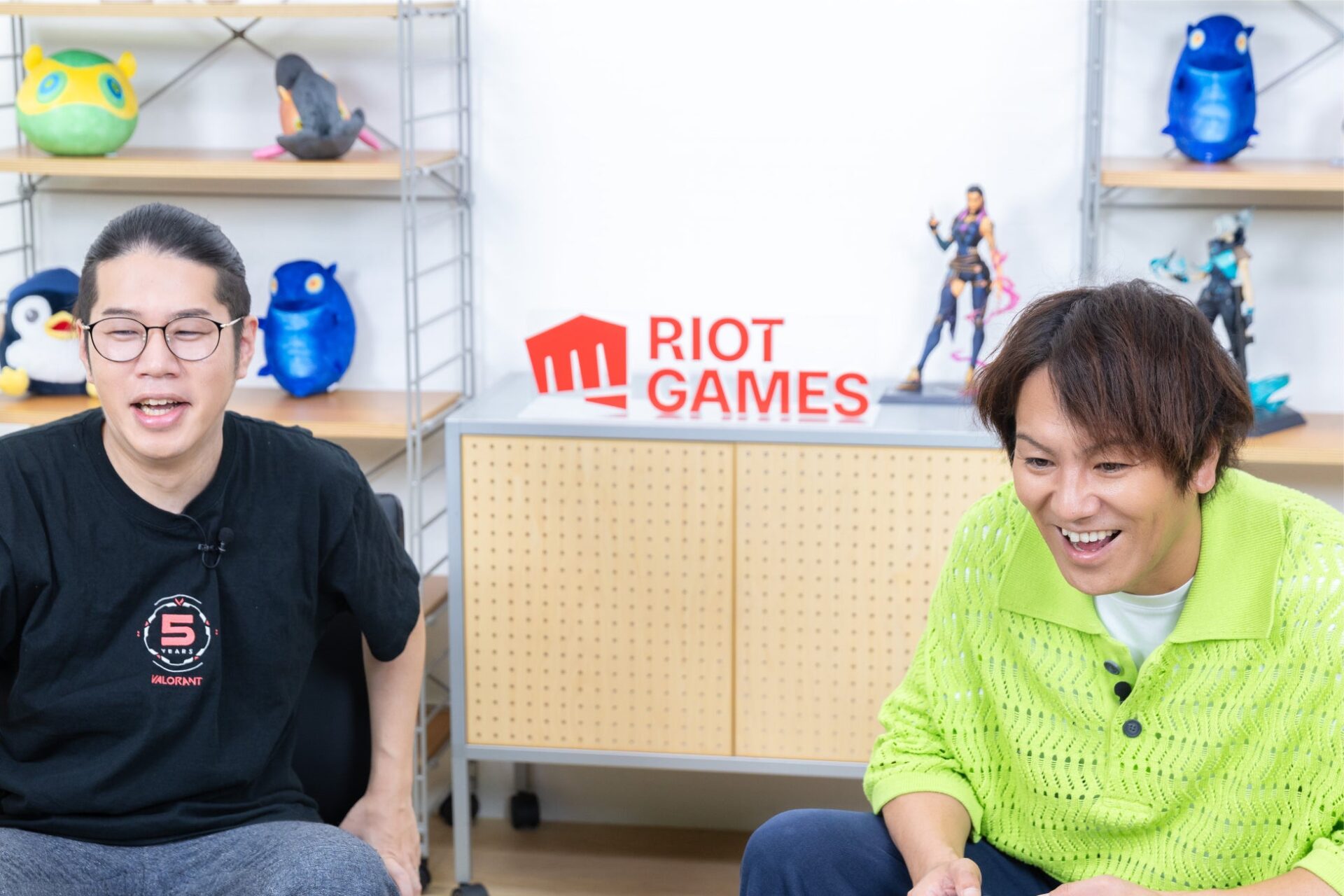記事画像2: ライアットゲームズのオフィスで、VALORANTの5周年記念Tシャツを着た男性