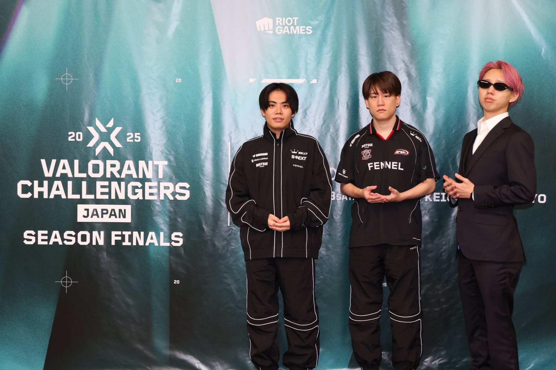 記事画像3: VALORANT CHALLENGERS JAPAN SEASON FINALSのイベントで、3人の男性がポーズをとっている。