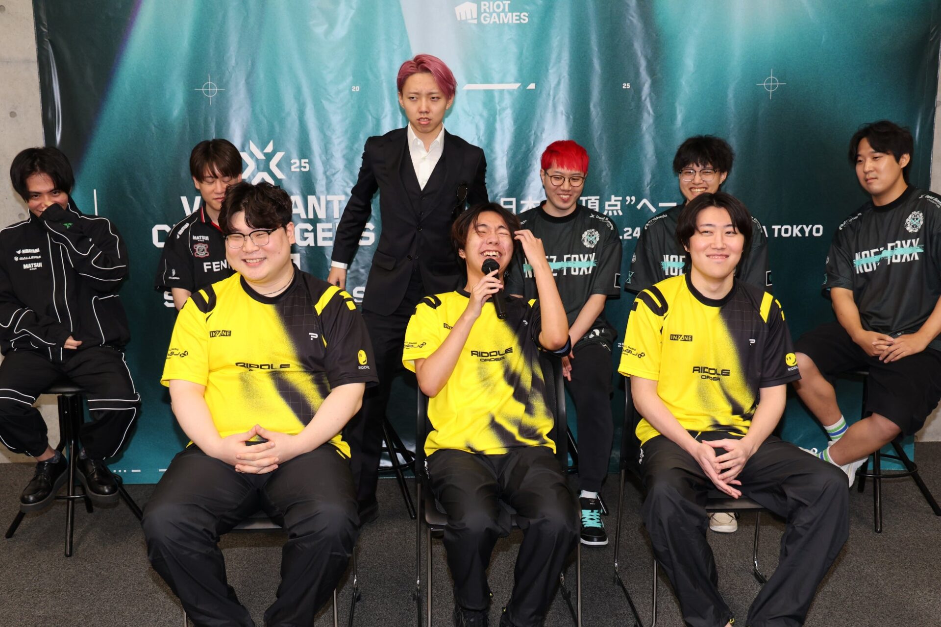 記事画像4: eスポーツチームRIDDLE ORDERのメンバーがマイクを持って話す姿