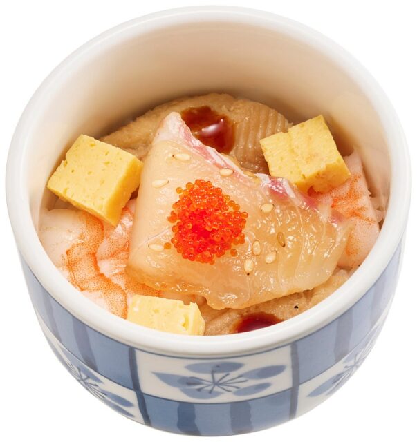 記事画像2: ちらし寿司の器に入った、魚、エビ、卵焼き、いくらの料理