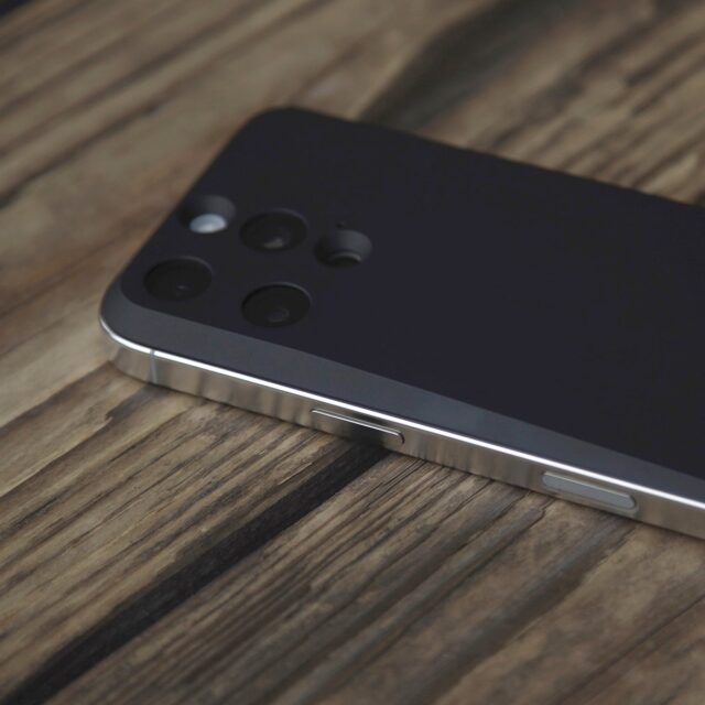 記事画像4: ダークグレーのスマートフォンの背面と側面