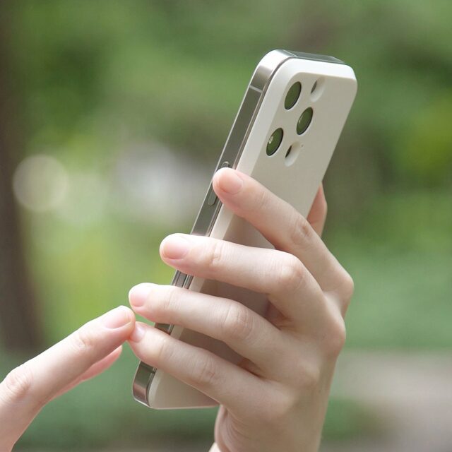 記事画像5: 片手でスマートフォンを操作する様子。