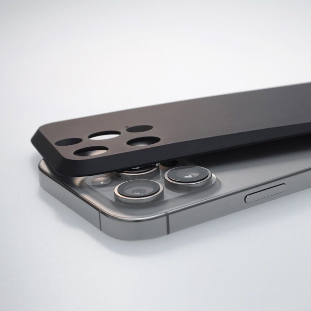 記事画像6: iPhoneのカメラ部分とケースのズームアップ写真