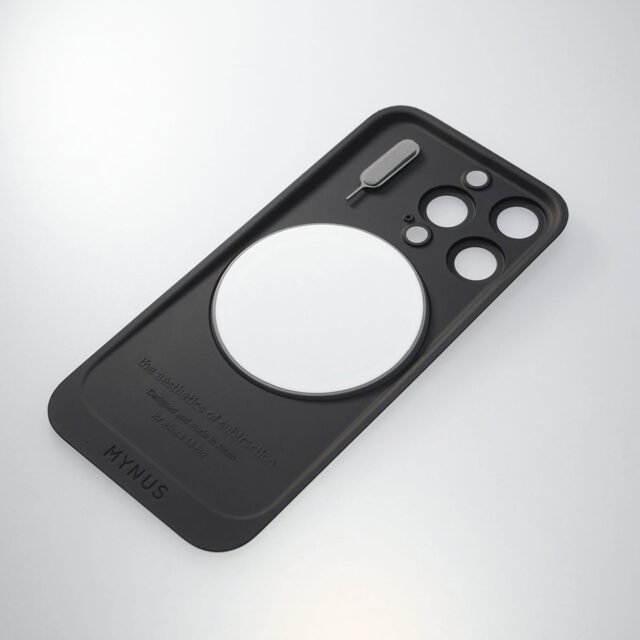 記事画像7: iPhone 15 Pro用MYNUSケースとSIM取り出しツール。