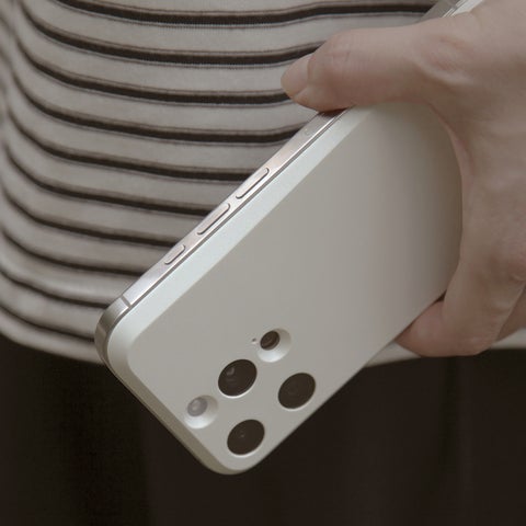 記事画像13: 白いスマートフォンの背面、トリプルカメラとレンズが写っている