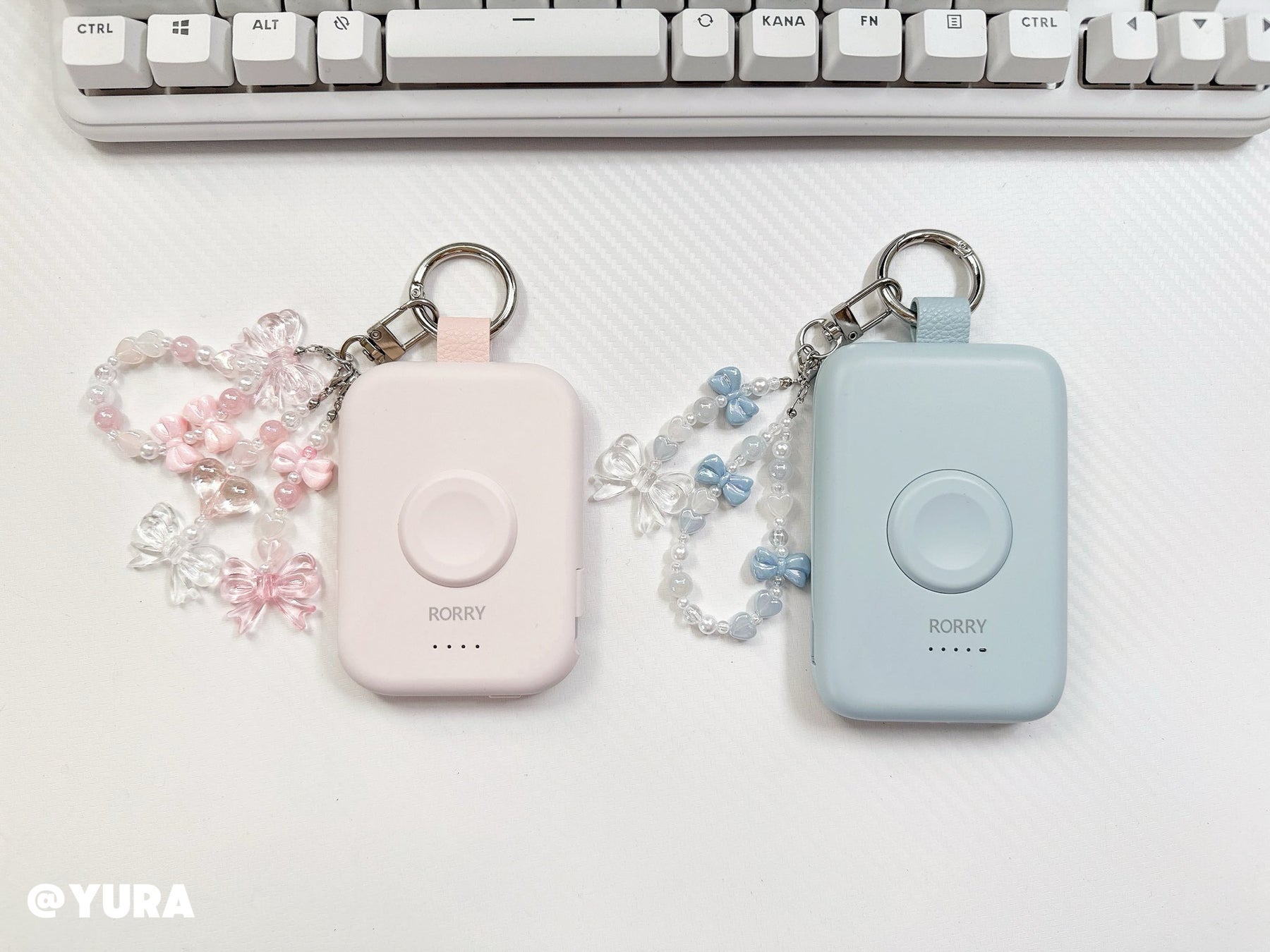 記事画像2: ピンクと水色のRORRY充電器のペア、キーボードの前で