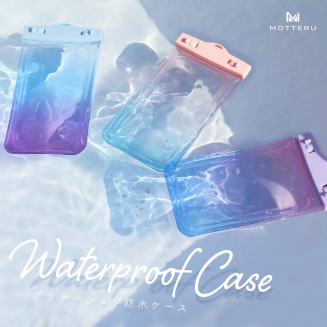記事画像10: グラデーションカラーの防水スマホケースが水中に配置されている