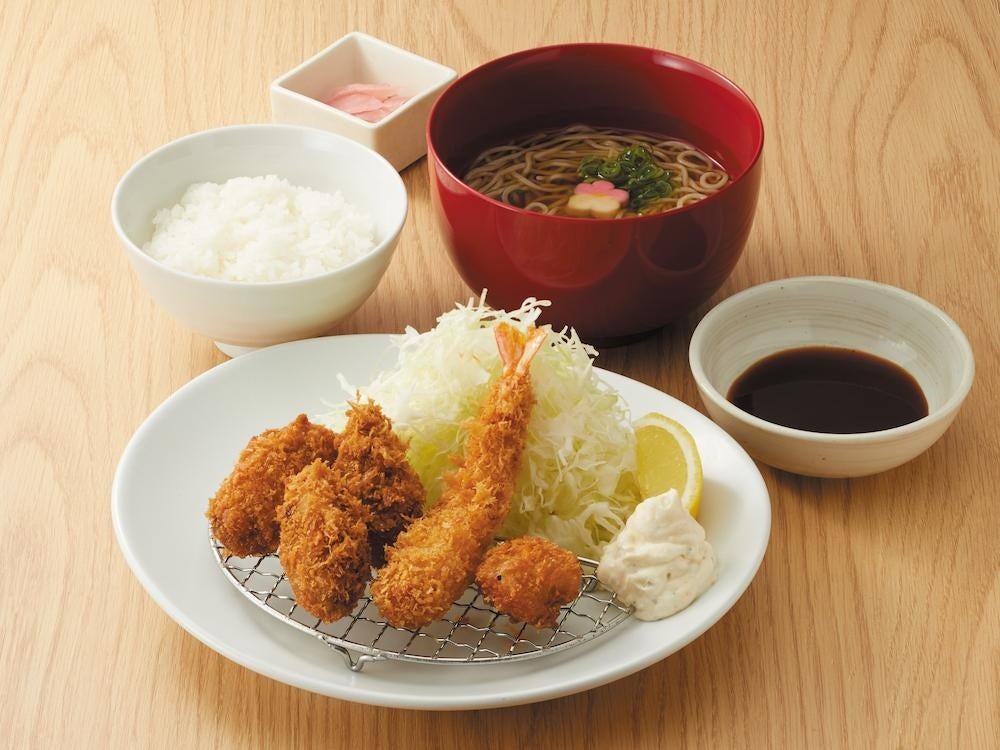 記事画像3: 揚げ物とそば、ご飯、漬物の和定食
