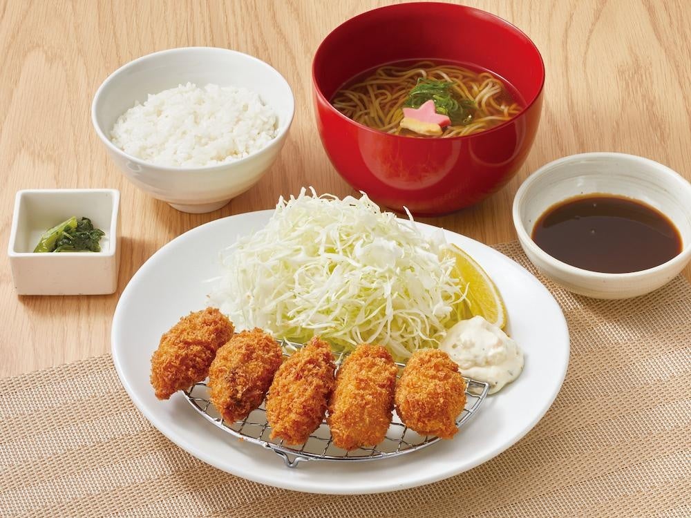 記事画像4: カキフライ定食。カキフライ、千切りキャベツ、ご飯、漬物、汁物。