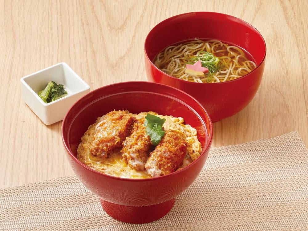 記事画像5: カツ丼と温かいそば、漬物の和食セット