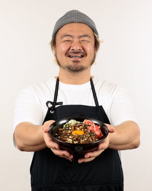記事画像2: 笑顔で丼を差し出す男性