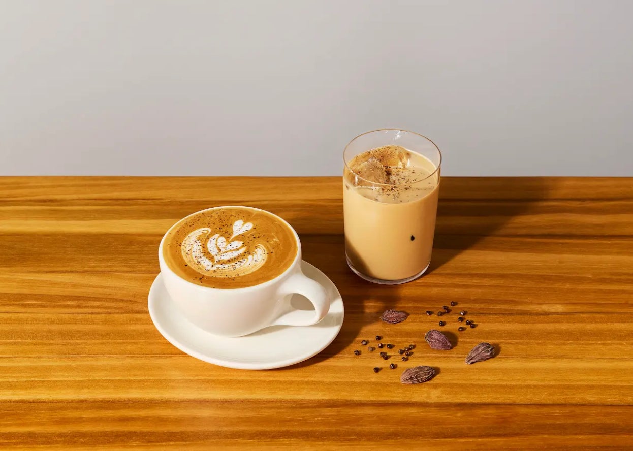 記事画像5: ラテアートが施されたコーヒーとアイスコーヒー、スパイスが並べられています。