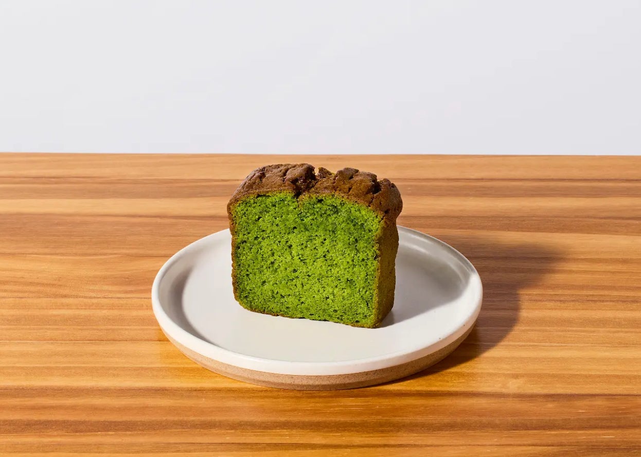記事画像9: 抹茶のパウンドケーキの断面と上面が写っている