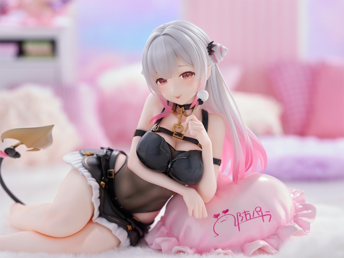 記事画像3: ピンクのグラデーションの髪を持つキャラクターフィギュア、黒い水着と白いフリルスカート