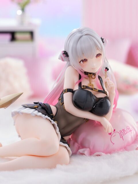 記事画像4: ピンクの髪と服を着たアニメフィギュア。