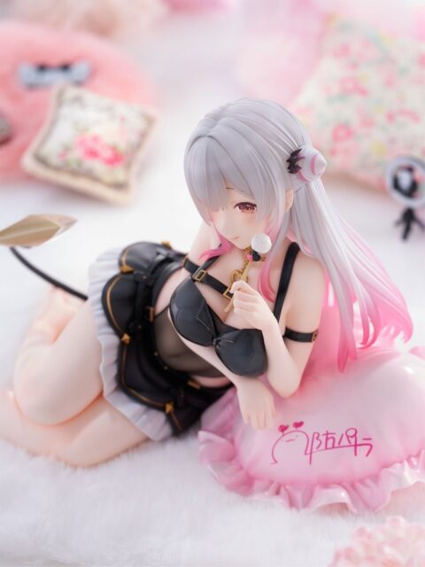 記事画像6: アニメフィギュア:白髪でピンクのグラデーション、黒の衣装。