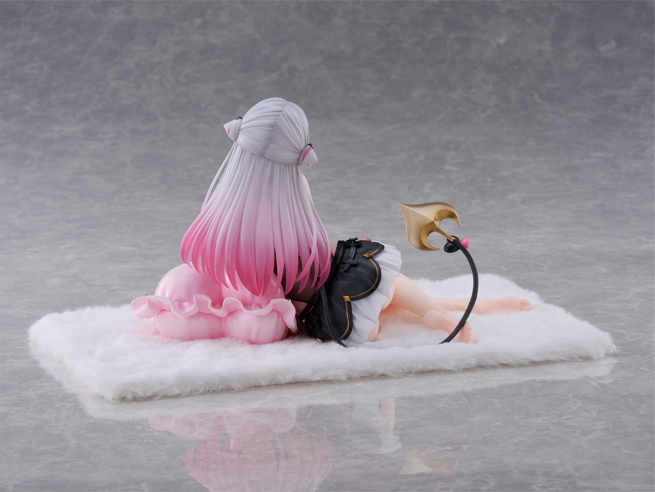 記事画像9: 白とピンクのグラデーションの髪のフィギュアが横たわっている。