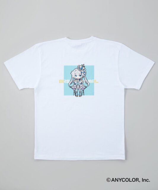 記事画像2: 白いTシャツにピクセルアートのキャラクターとロゴがプリントされている