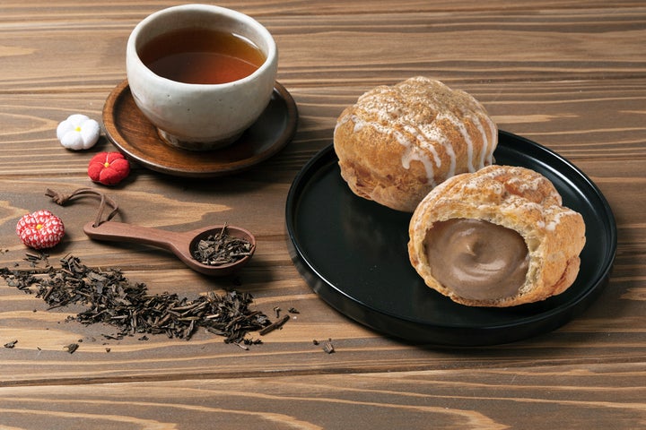 記事画像6: シュークリームと緑茶、茶葉、可愛らしい飾り