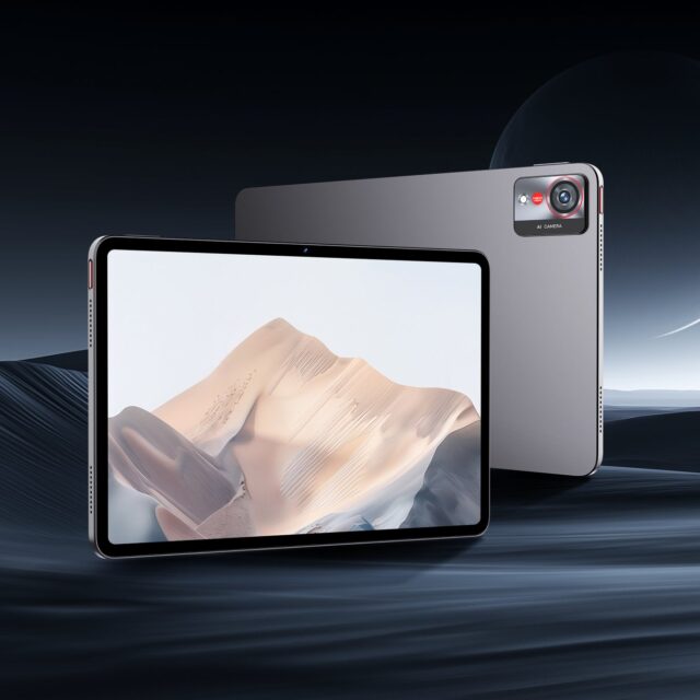 記事画像2: タブレットの前面と背面が砂漠の風景を背景に配置されている。