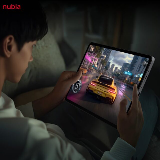 記事画像6: 男性がタブレットでレースゲームをプレイしている様子