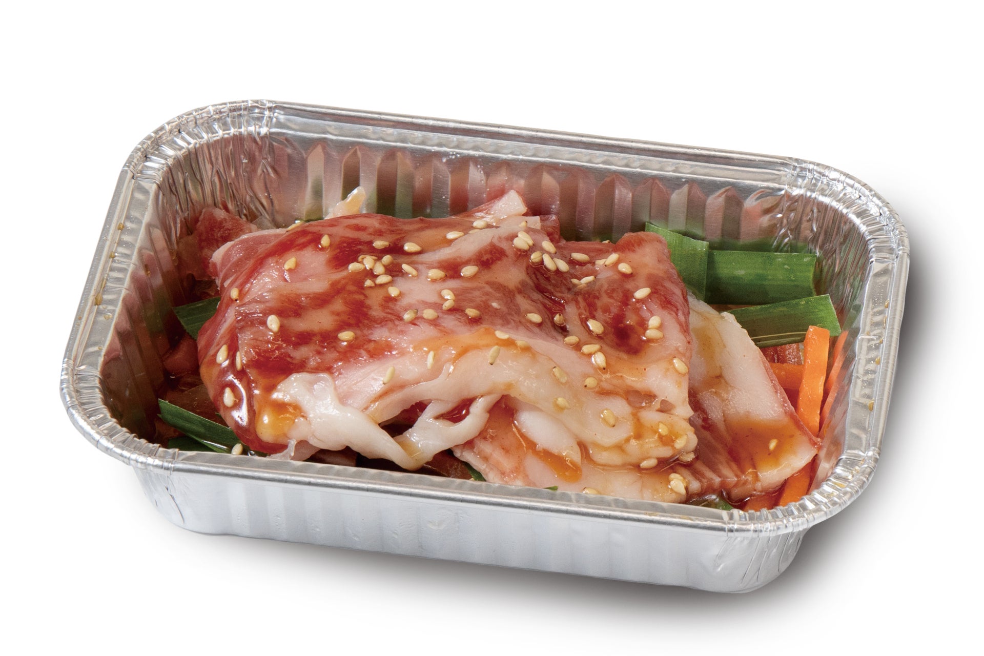 記事画像3: アルミ容器に入った、タレとゴマをかけた牛肉と野菜。