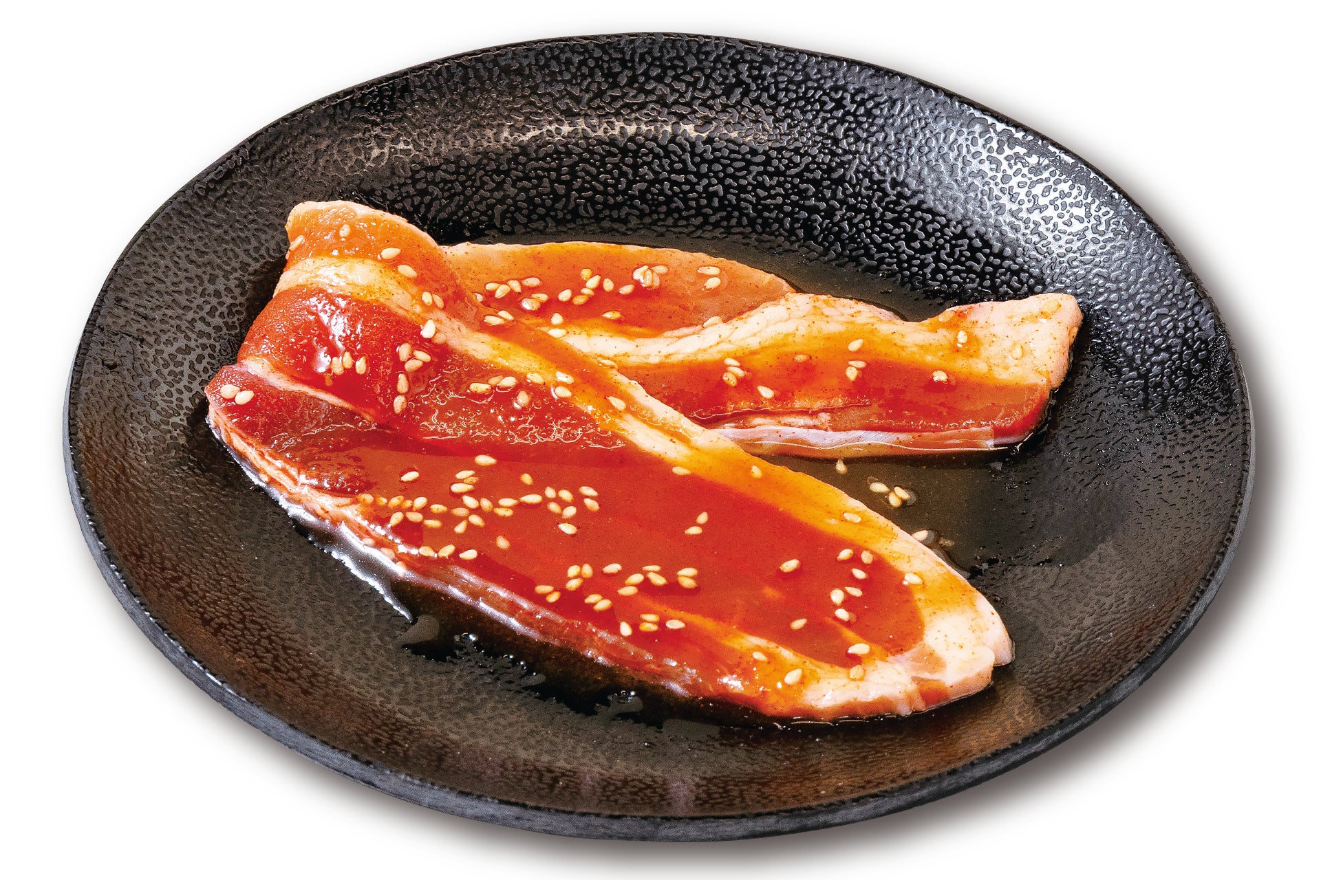 記事画像4: 黒い皿に盛られた2枚のタレ漬け肉と白ごま