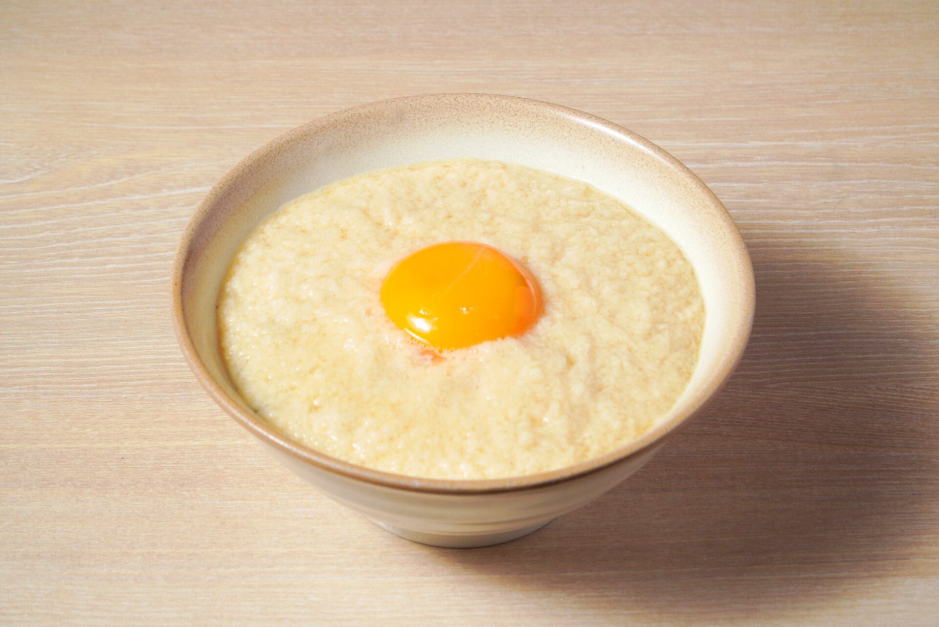 記事画像2: 碗に盛られた卵黄と茶碗蒸し