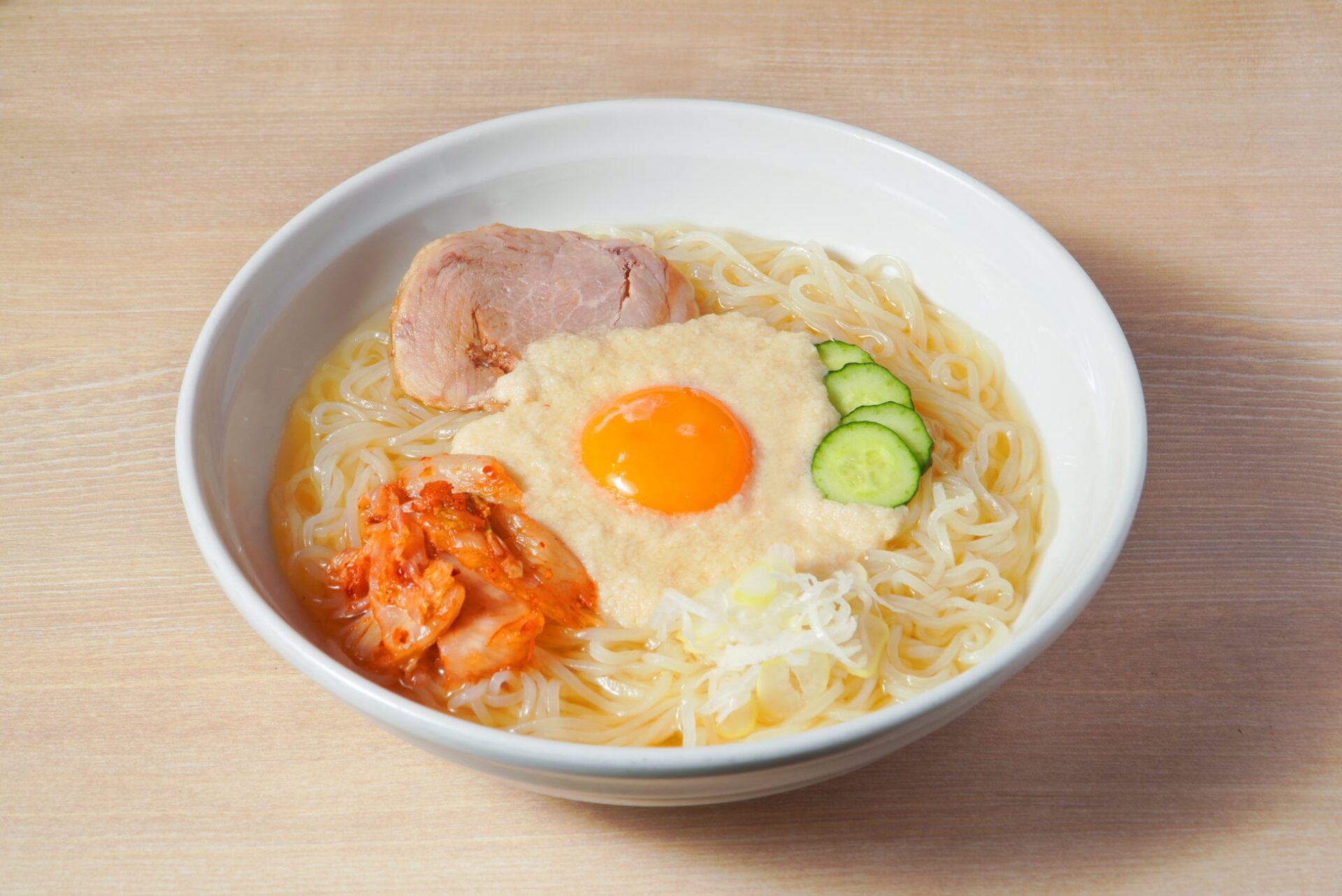 記事画像3: 冷たい麺料理、冷麺が器に盛られている様子。