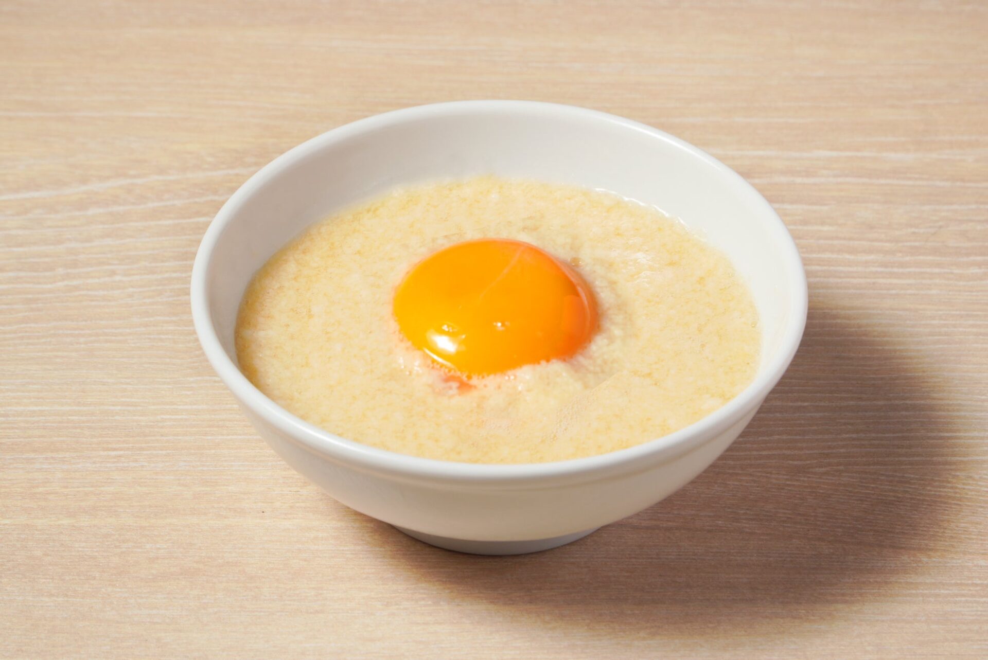 記事画像4: 茶碗蒸しに生卵の黄身が乗った和風料理