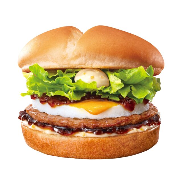 記事画像5: 焼き立てのバンズにレタス、目玉焼き、パティ、ソースなどが挟まれたハンバーガー