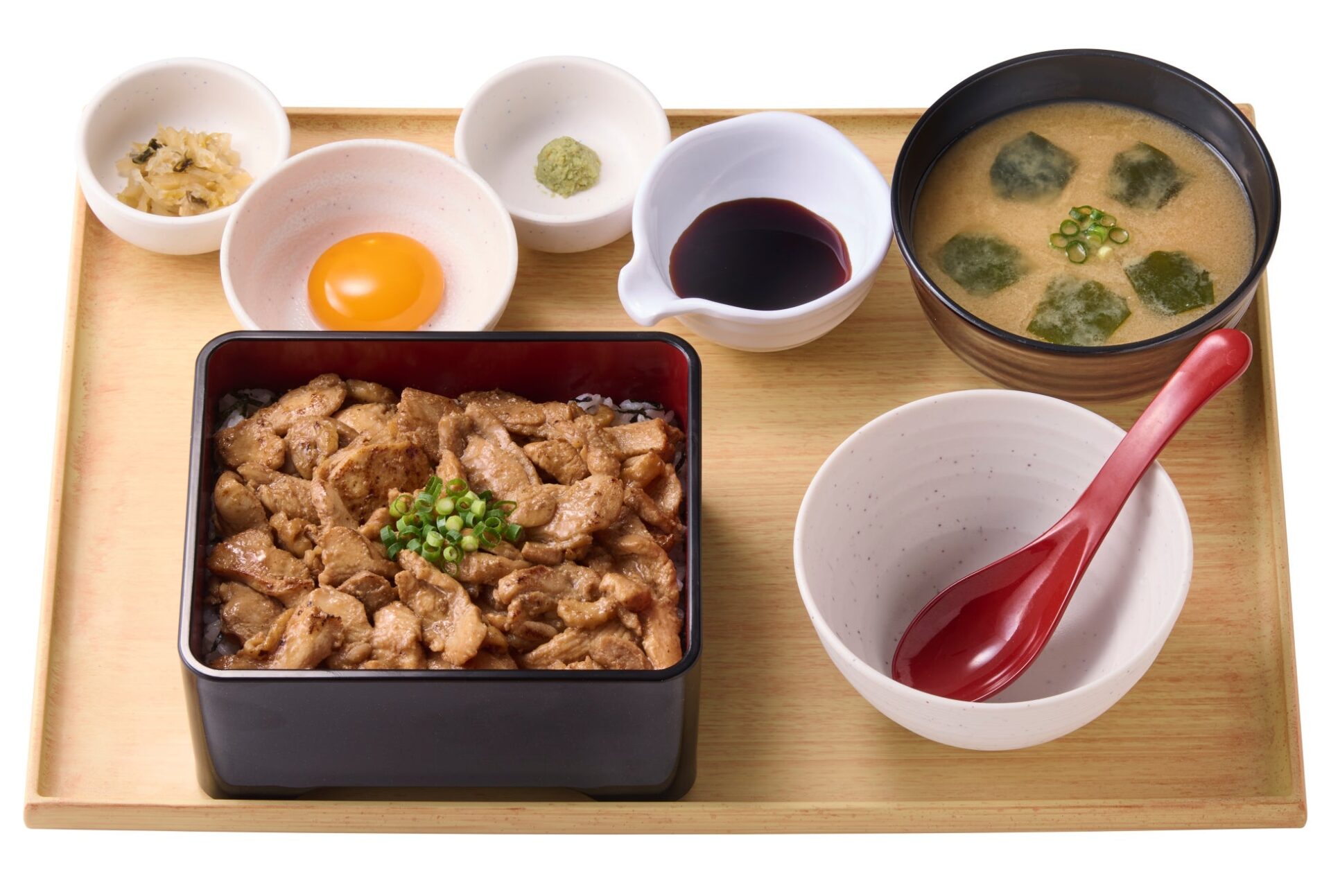 記事画像2: 生卵、味噌汁、漬物、タレ、ご飯と豚肉の丼ぶりの和風定食