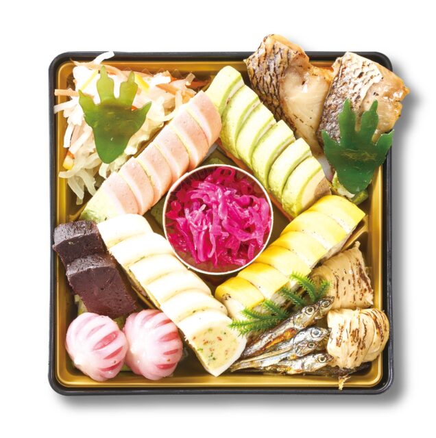 記事画像7: おせち料理の重箱に詰められた彩り豊かな料理