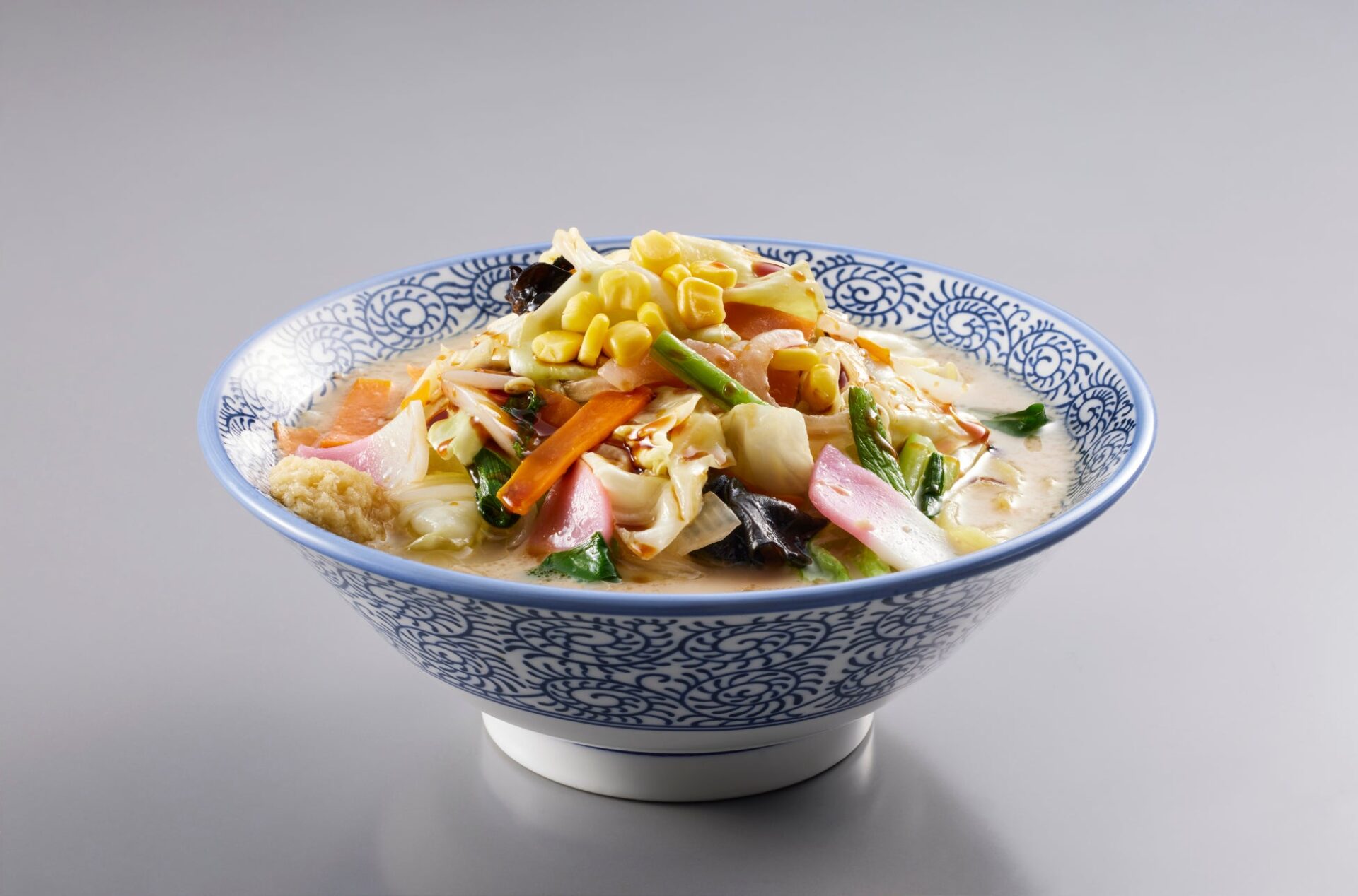 記事画像2: 彩り豊かな野菜と魚介がたっぷり入った、具沢山のラーメン