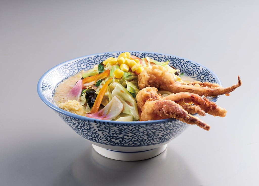 記事画像3: 器に入った、揚げられたイカと野菜が乗ったラーメン