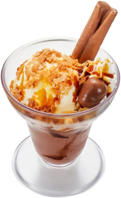 記事画像3: チョコレートサンデーにバニラアイスクリーム、ホイップクリーム、チョコレート。