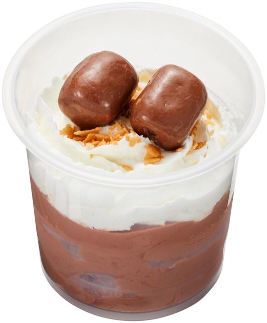 記事画像4: チョコレートムースとホイップクリーム、チョコ菓子が乗ったデザート