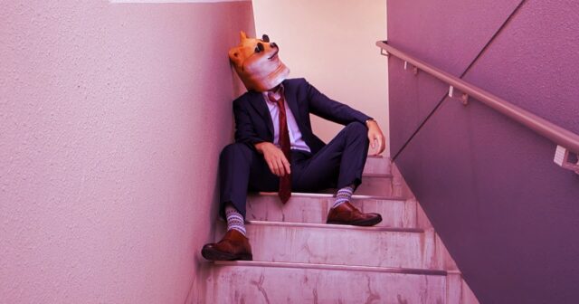 記事画像4: 犬のマスクをつけた男性が階段に座ってリラックスしている。