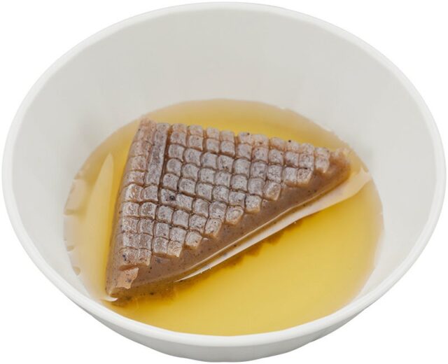 記事画像5: 白碗に盛られたこんにゃくの煮物