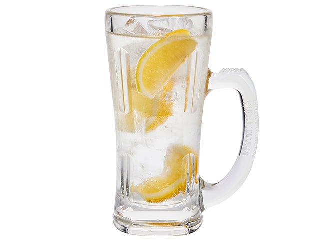 記事画像11: レモンと氷が入った、取っ手付きの透明なグラスに入った飲み物。