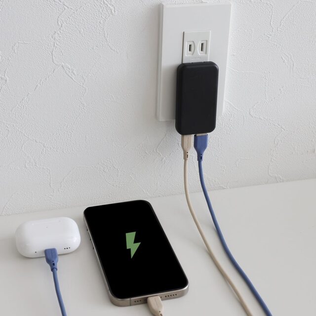 記事画像3: 充電器、スマートフォン、ワイヤレスイヤホンを充電している様子