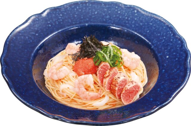 記事画像4: エビ、明太子、イカ、海苔、大葉が乗ったパスタ