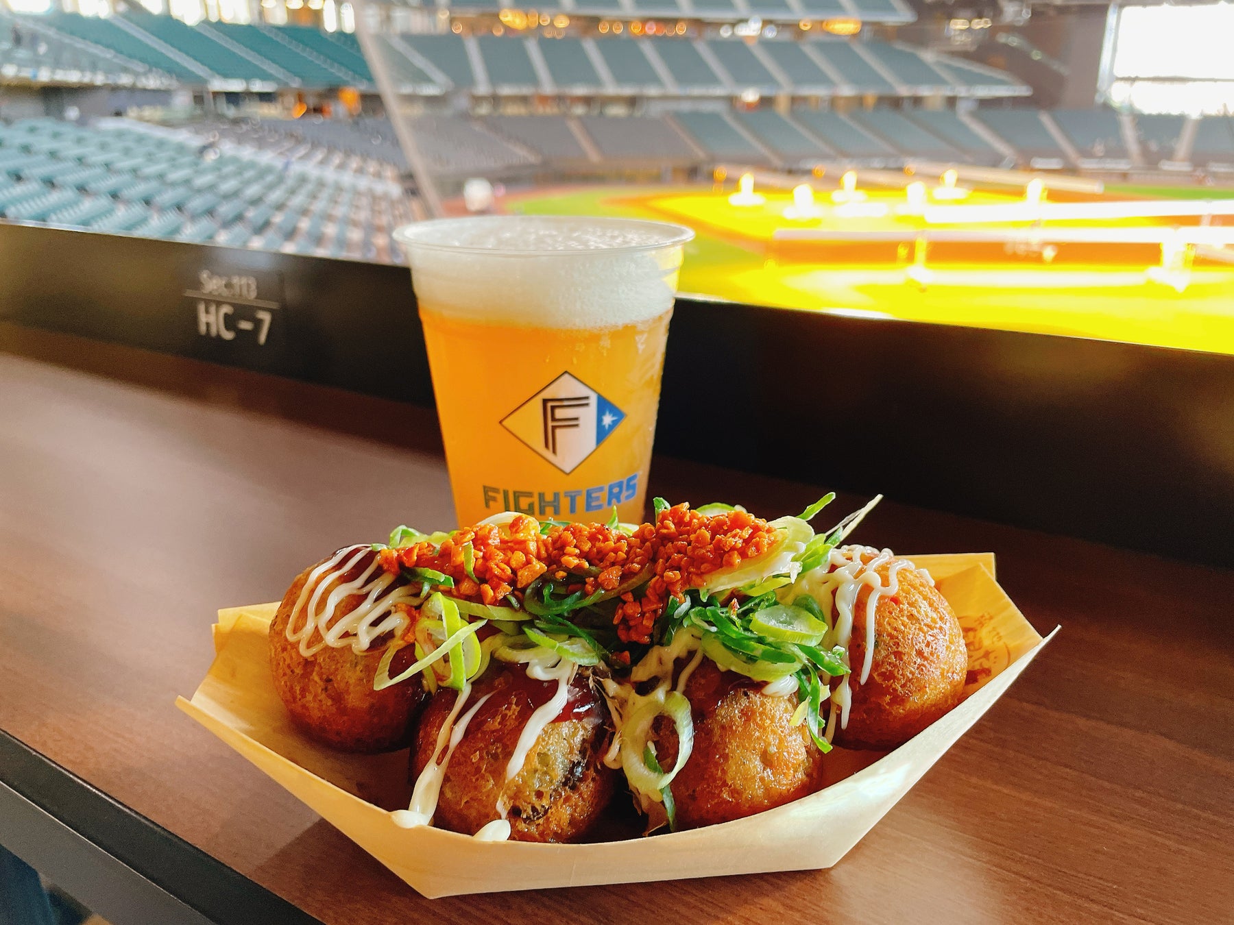 記事画像6: 野球場から見えるたこ焼きとビール
