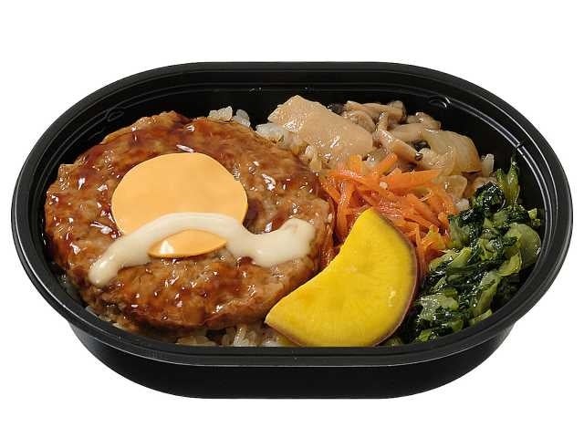 記事画像11: ハンバーグ、ご飯、野菜、さつまいもが入った弁当。