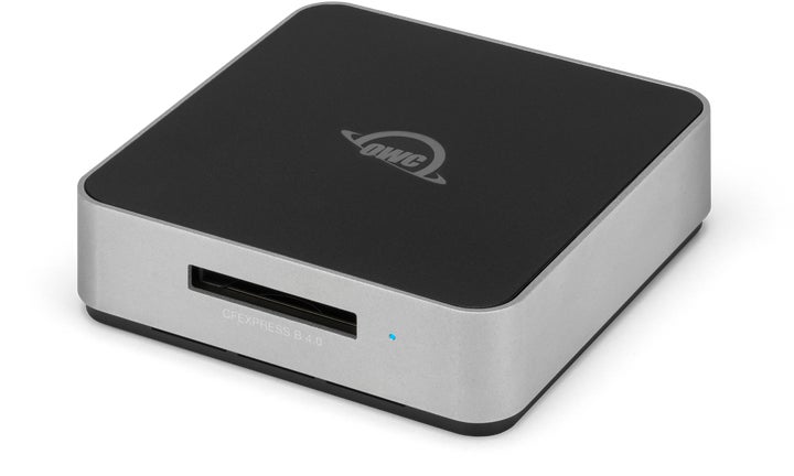 記事画像3: OWC CFexpress B 4.0カードリーダー。黒と銀で、CFexpressカードスロットとLEDインジケーターがある。