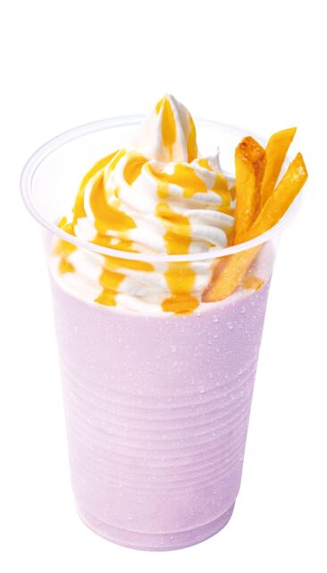 記事画像2: フライドポテトがトッピングされた紫色のシェイク