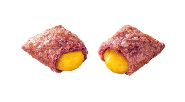 記事画像3: 紫色の生地で包まれた、黄色い中身の菓子が2つ