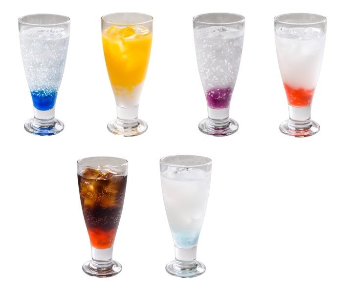 記事画像2: 異なる色のシロップが入った、7つの炭酸飲料のグラス